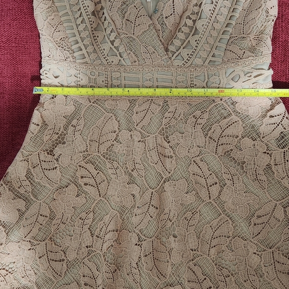 Lace dress - Picture 6 of 7